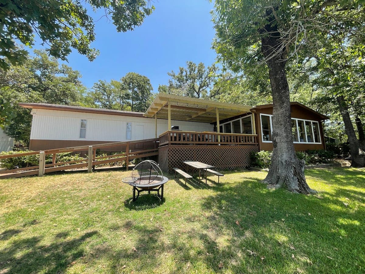 Lakefront stay on Cedar Creek Lake